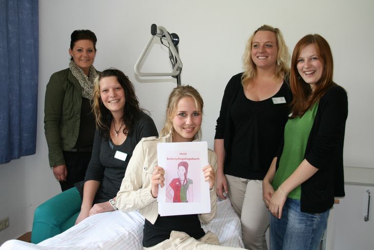 Entwickelten gemeinsam mit ihren Mitschülern das Selbstpflegetagebuch: (v.l.n.r.) Beatrice Heneise, Kisha Merker, Isabelle Mittenbühler, Nora Schmitt und Eileen Stasik.
