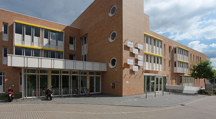 Außenansicht der Klinik für Psychiatrie, Psychosomatik und Psychotherapie in Kaiserslautern im Tageslicht 