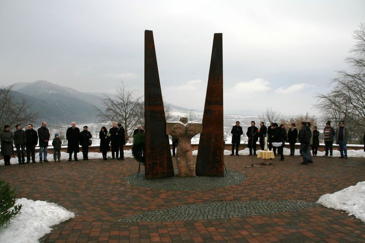 An der Gedenkstätte Klingenmünster versammelten sich am Gedenktag für die Opfer des Nationalsozialismus viele Besucher.