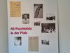 Eine Tafel der Ausstellung NS-Psychiatrie in der Pfalz, die Bilder von Patient*innen und historische Dokumente zeigt.