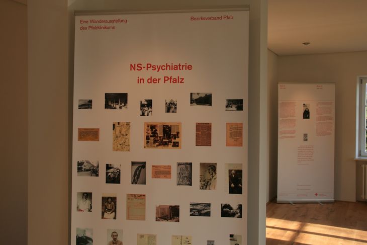 Die erste Tafel der Ausstellung, hier im Dokumentationszentrum des Pfalzklinikums.