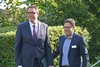Gesundheitsminister Alexander Schweitzer und Pfalzklinikum-Geschäftsführer Paul Bomke feierten gemeinsam mit Mitarbeitern, Partnern, Angehörigen und Patienten den Auf-Bruch der Gerontopsychiatrie.