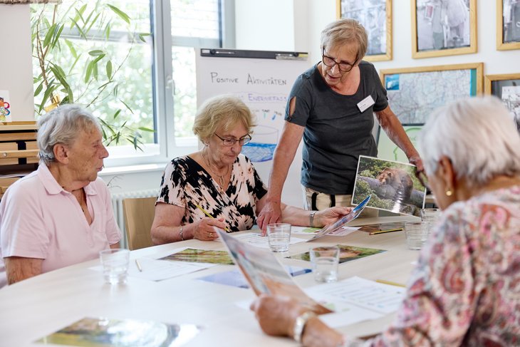 Seniorinnen in der Tagesstätte haben Spaß bei der Ergotherapie