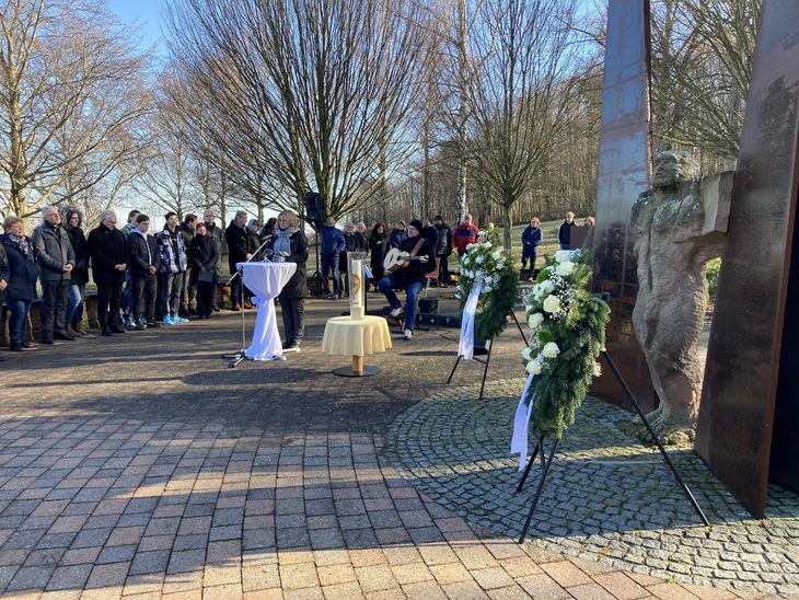 Besucher*innen und Redner*innen beim Gedenktag an der Gedenkstätte des Pfalzklinikums