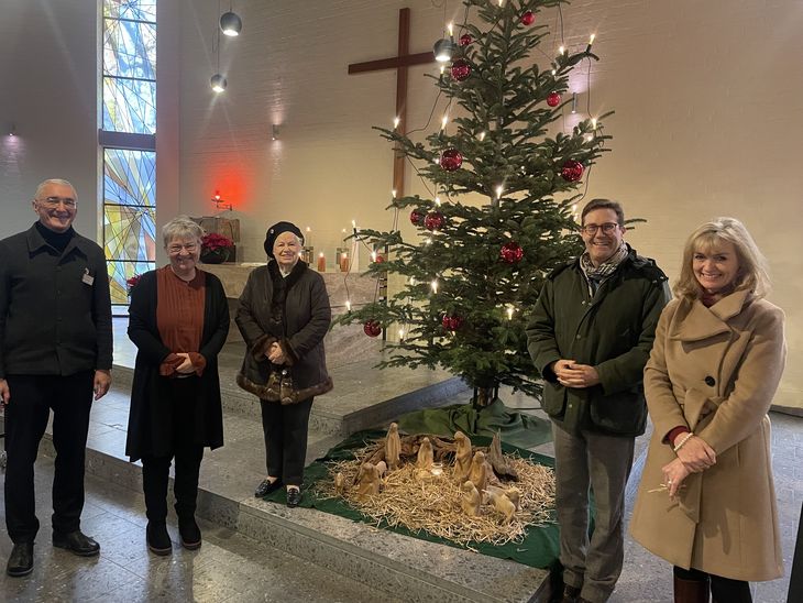 Kirchenpräsidentin Dorothee Wüst (2. von links) mit weiteren Akteur*innen des letzten Weihnachtsgottesdienstes 2023