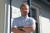 Dr. Hans-Günter Weeß vor dem Interdisziplinären Schlafzentrum des Pfalzklinikums.