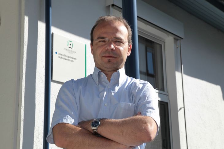 Dr. Hans-Günter Weeß vor dem Interdisziplinären Schlafzentrum des Pfalzklinikums.