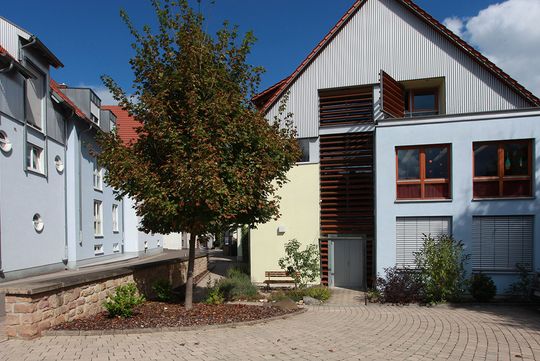 Das Bild zeigt das Gebäude der Tagesklinik in Kusel. Die Einrichtung gehört zur Klinik für Psychiatrie, Psychosomatik und psychotherapie Rockenhausen. Das Gebäude wirkt wie ein normales Wohnhaus.