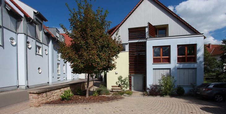 Das Bild zeigt das Gebäude der Tagesklinik in Kusel. Die Einrichtung gehört zur Klinik für Psychiatrie, Psychosomatik und psychotherapie Rockenhausen. Das Gebäude wirkt wie ein normales Wohnhaus.