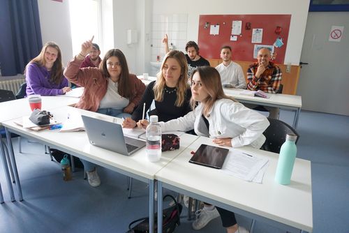 Pflegeschüler*innen sitzen im Klassensaal