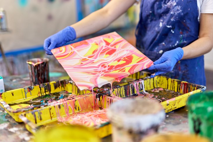 Farbe verläuft auf einer Leinwand