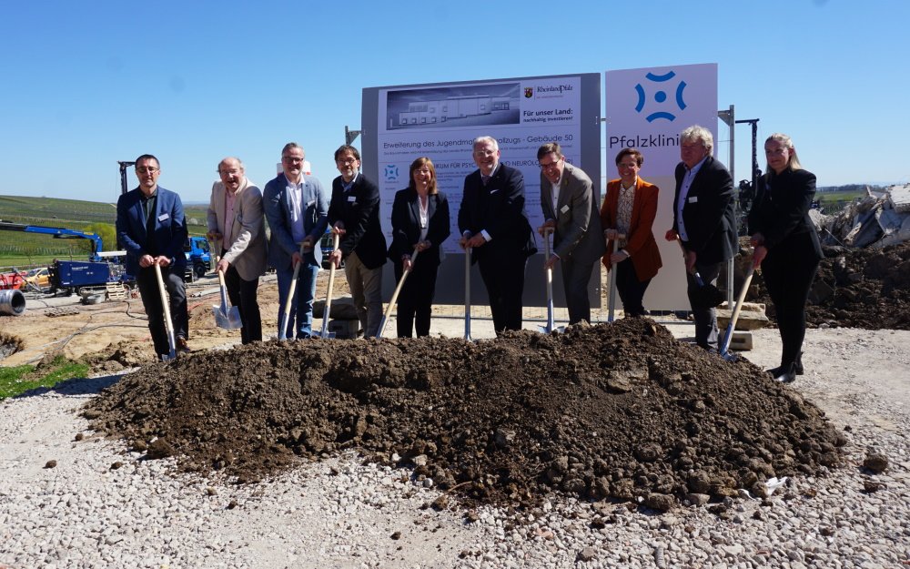 Eine Gruppe Verantwortlicher tätigen den ersten Spatenstich für den Erweiterungsbau im Jugendmaßregelvollzug