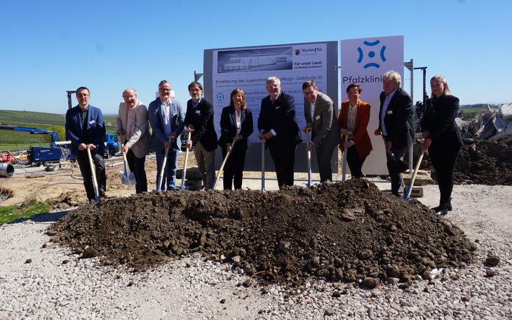 Eine Gruppe Verantwortlicher tätigen den ersten Spatenstich für den Erweiterungsbau im Jugendmaßregelvollzug