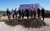 Eine Gruppe Verantwortlicher tätigen den ersten Spatenstich für den Erweiterungsbau im Jugendmaßregelvollzug