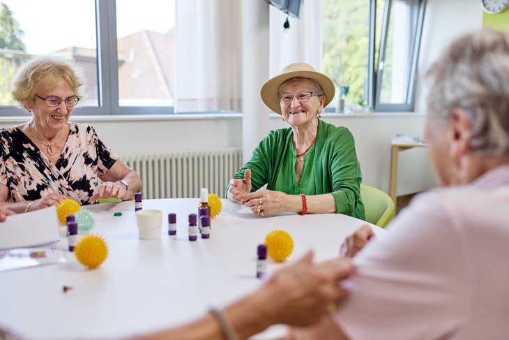 Seniorinnen unterhalten sich und lachen