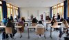 Schulraum der Krankenpflegeschule Kaiserslautern mit Schüler*innen bei der Begrüßung durch Pflegedienstleiterin Rockenhausen, Grit Landua