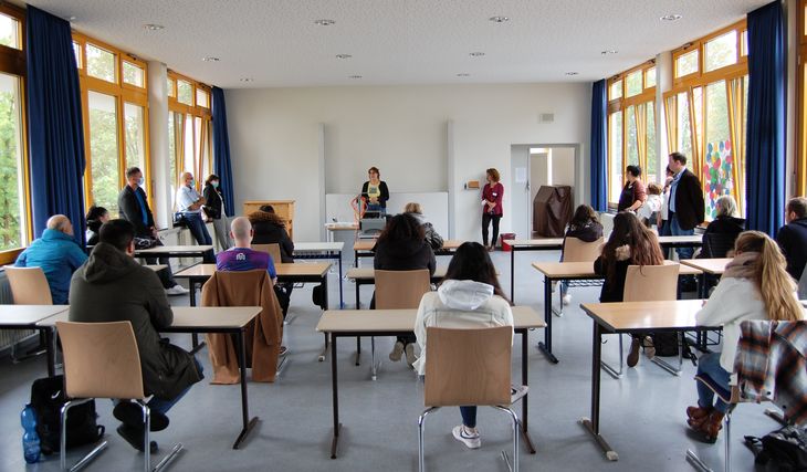 Schulraum der Krankenpflegeschule Kaiserslautern mit Schüler*innen bei der Begrüßung durch Pflegedienstleiterin Rockenhausen, Grit Landua