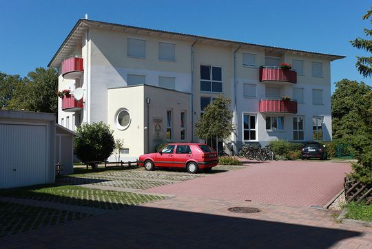 Auf dem Bild ist das Gebäude der Tagesklinik für Erwachsene in Wörth bei strahlendem Sonnenschein und blauem Himmel zu sehen. Die Tagesklinik ist eine Einrichtung der Klinik für Psychiatrie, Psychosomatik und Psychotherapie Klingenmünster.