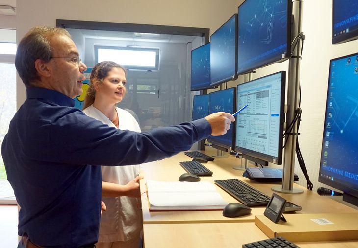 Dr. Hans-Günter Weeß und Susanne Schehl, Gesundheits- und Krankenpflegerin, besprechen sich vor den Monitoren im Technikraum des Schlafzentrums.