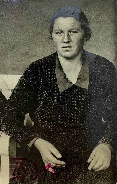 Das Schwarz-Weiß-Foto zeigt Maria Z. - eine junge Frau im schwarzen Kleid.