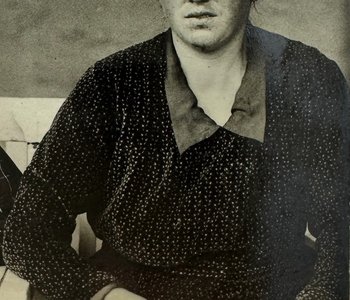 Das Schwarz-Weiß-Foto zeigt Maria Z. - eine junge Frau im schwarzen Kleid.