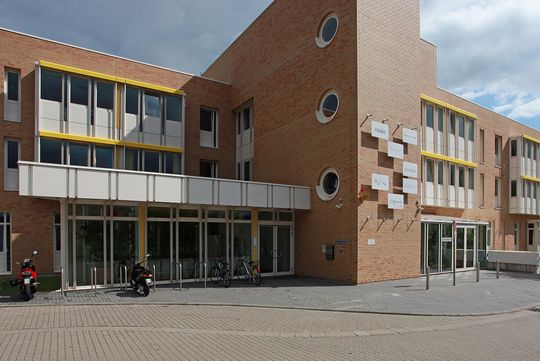 Hier sieht man das Gebäude der Klinik für Psychiatrie, Psychosomatik und Psychotherapie in Kaiserslautern. Es ist eine Einrichtung des Pfalzklinikums. Das Gebäude sieht freundlich und modern aus.