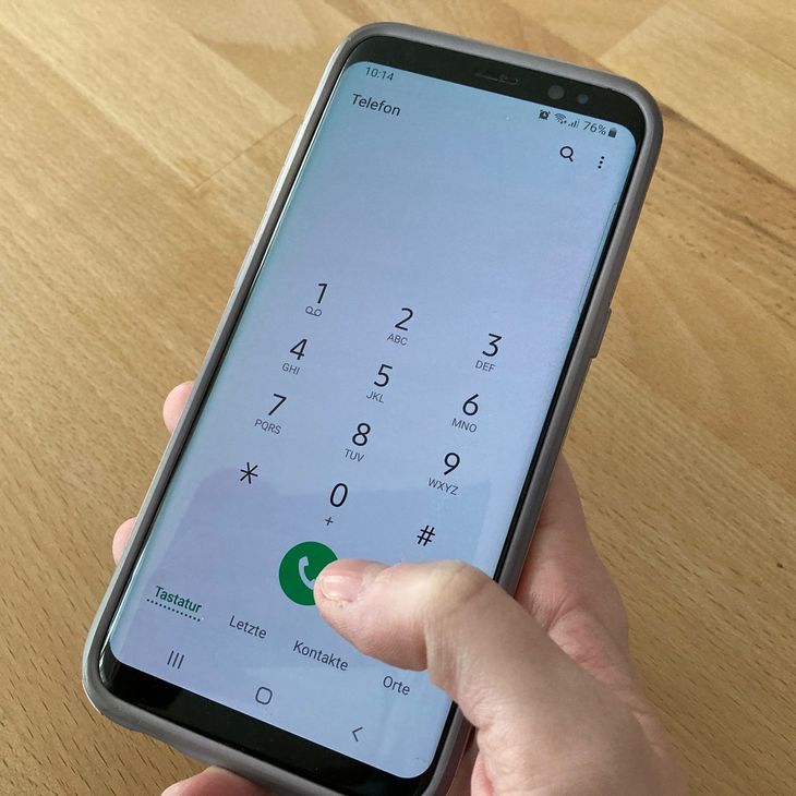 Symbolbild: Hand hält Smartphone