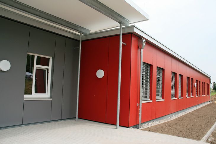 Der Neubau der P15 auf dem Gelände des Pfalzklinikums erstrahlt in frischen Farben.