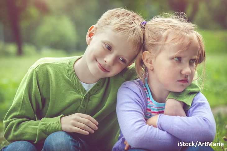 Symbolbild: Zwei Kinder nach einem Streit - das eine Kind ist beleidigt, das andere lehnt sich versöhnlich an