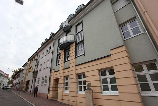 Auf dem Bild sieht man die Tagesklinik des Pfalzklinikums in Speyer. Neben dieser existiert in Speyer eine Tagesstätte für Menschen mit psychischen Beeinträchtigungen.