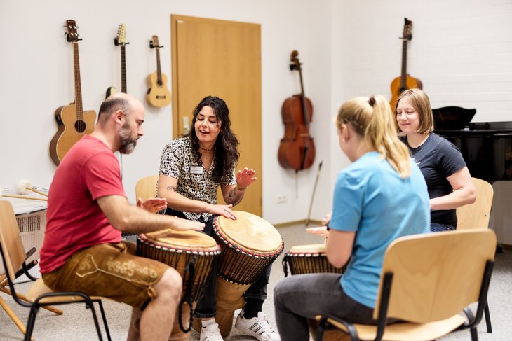 Eine Gruppe macht gemeinsam Musik mit Trommlen