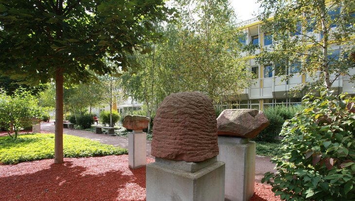 Garten der Klinik für Psychiatrie, Psychosomatik und Psychotherapie in Kaiserslautern 