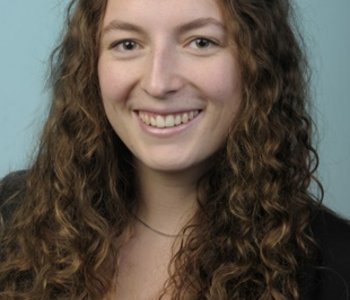 Ein Foto von Lara Heß: eine junge Frau mit langen, dunklen Locken