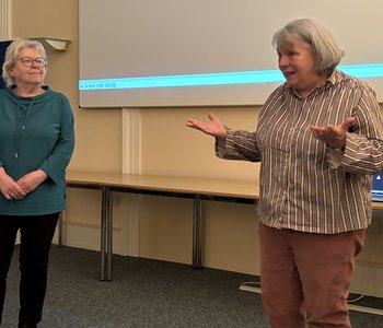 Das Bild zeigt Schauspielerin Elisabeth Volz und Regisseurin Rosa Tritschler im Gespräch mit dem Publikum.