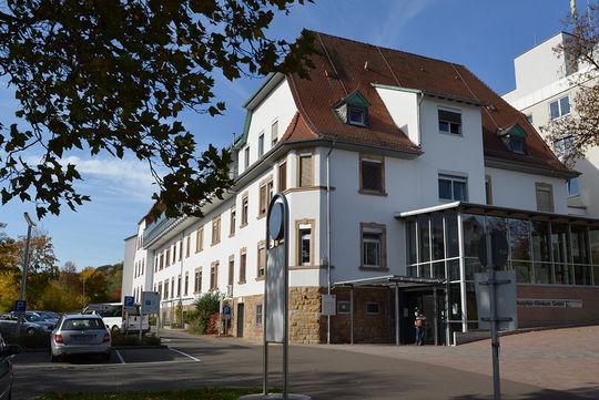Auch in Rockenhausen gibt es ein Angebot des Pfalzklinikums: die Klinik für Psychiatrie, Psychosomatik und Psychotherapie. Hier sieht man das Gebäude der Klinik.