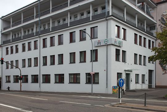 In Pirmasens befindet sich eine Tagesklinik der Kinder- und Jugendpsychiatrie. Auf dem Bild sieht man das Außensicht des Gebäudes der Tagesklinik.