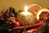 Eine Kerze mit Weihnachtlichem Schmuck