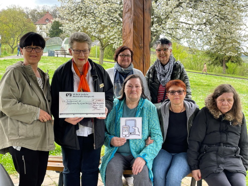 Gruppenfoto mit den Zonta-Vertreterinnen, Mitarbeiterinnen von Betreuen-Fördern-Wohnen und den Frauenbeauftragten